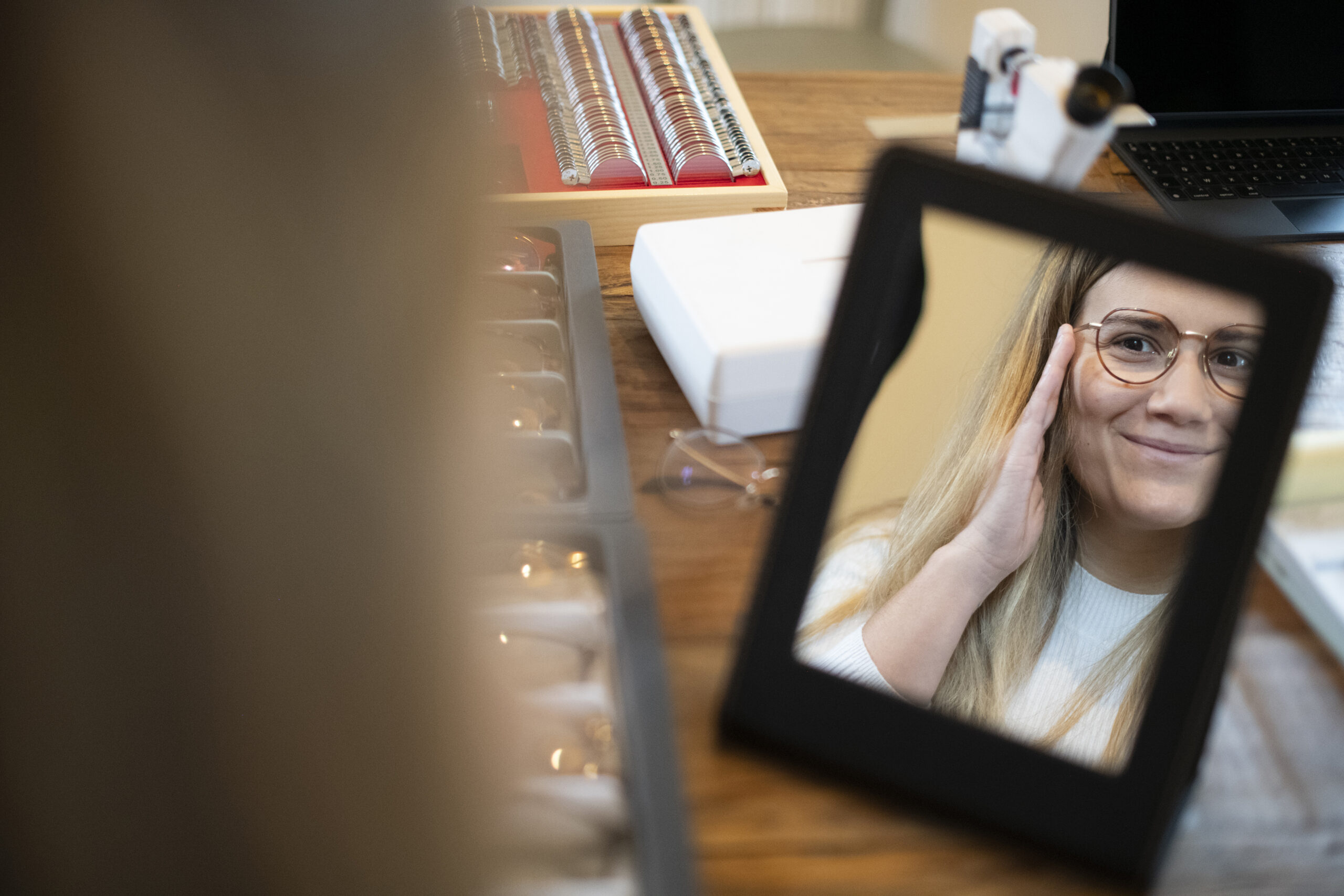 Essayage d'une paire de lunettes à domicile avec un opticien qui se déplace.