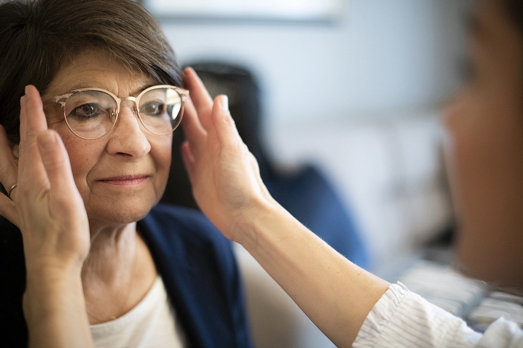 Choix d'une paire de lunettes à domicile avec un opticien qui se déplace