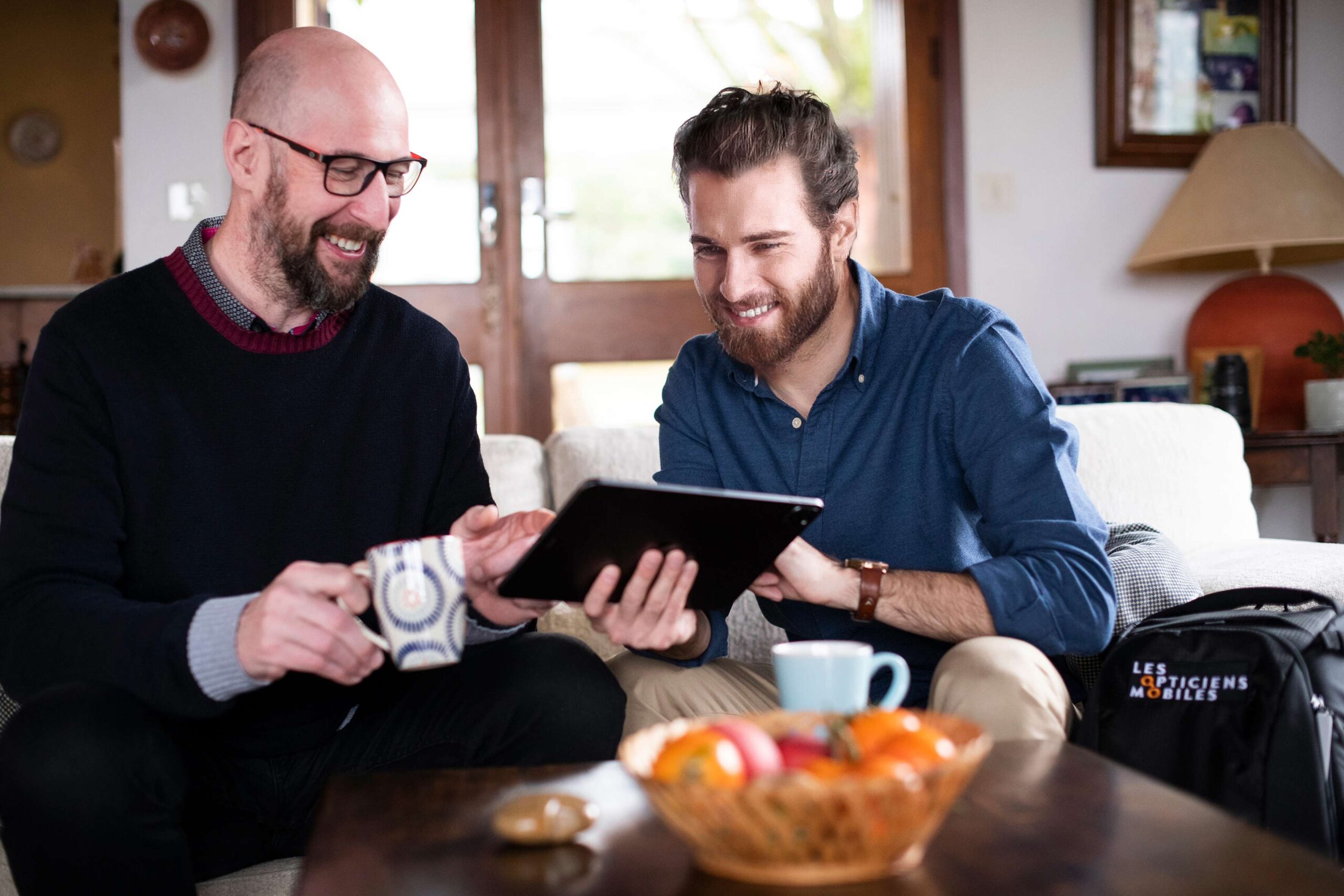 Opticien mobile de proximité avec un client à domicile