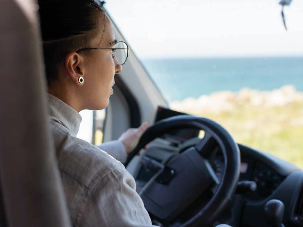 jeune femme au volant de sa voiture avec des lunettes pour conduire en toute sécurité