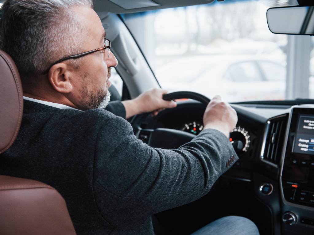 conducteur au volant de sa voiture avec lunettes de vue