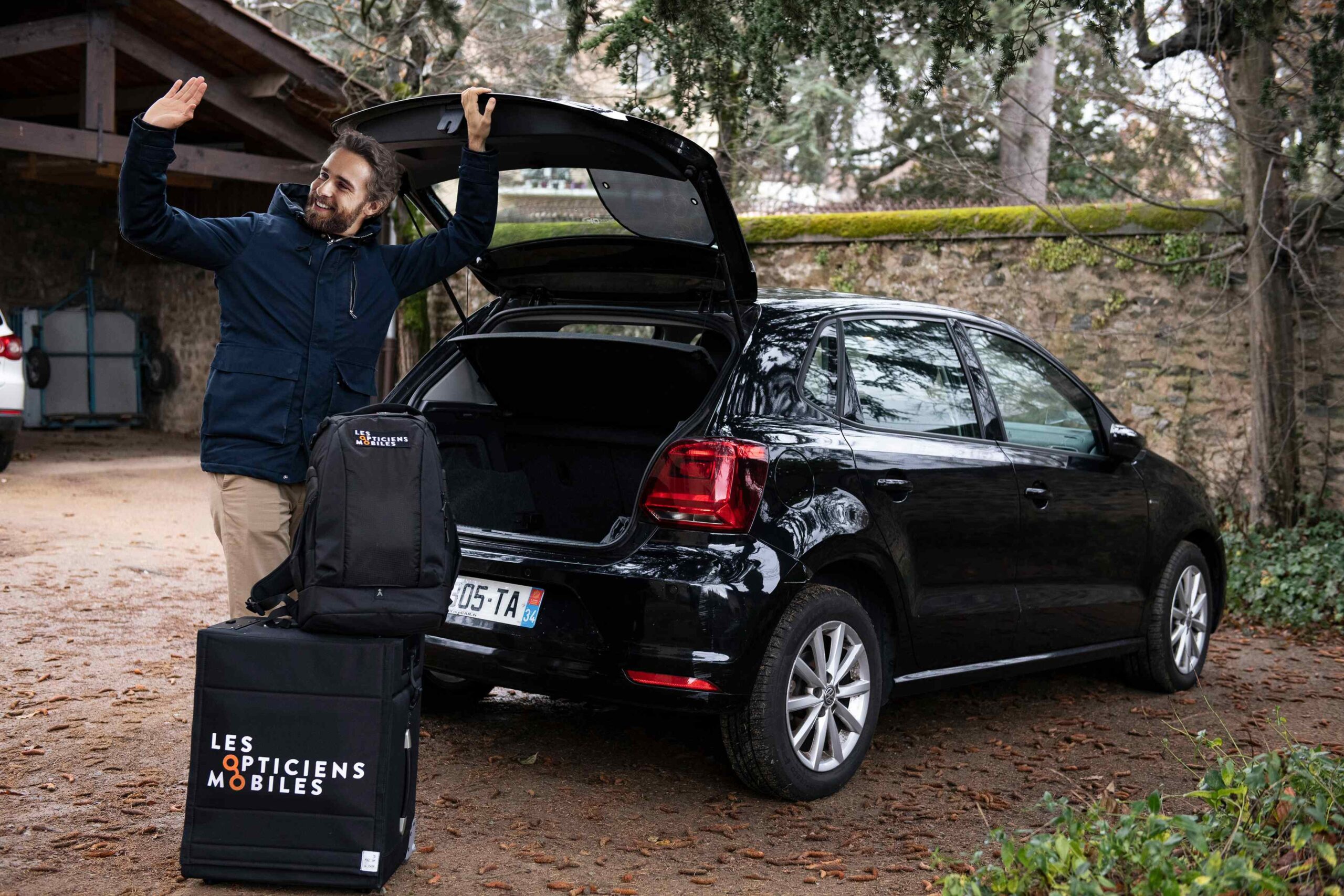 Opticien à domicile saluant un client avec son matériel mobile adapté pour des consultations sur les lieux de vie